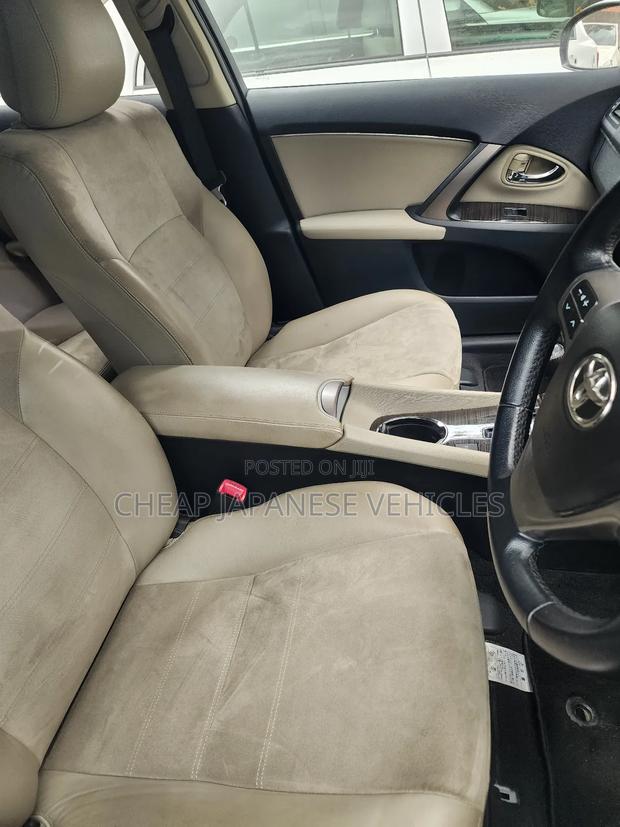 Toyota Avensis 2015 Silver