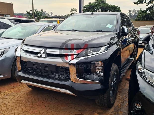 Mitsubishi L200 Club Cab 2.4 154hp 4WD 2020 Black