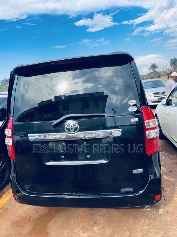 Toyota Noah 2.0 143hp FWD (7 Seater) 2012 Black