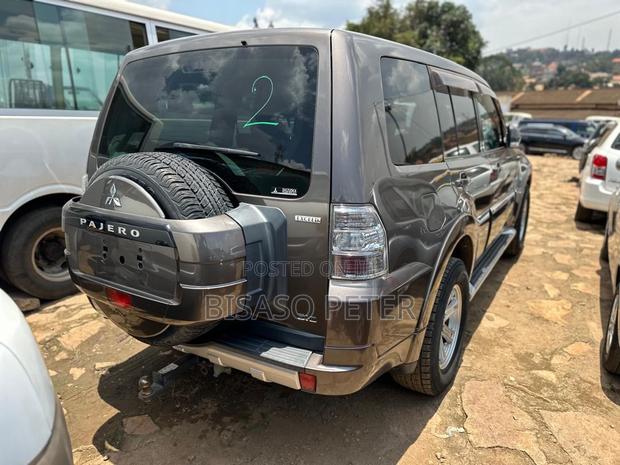 Mitsubishi Pajero 3.2 Di-Dc GLS 2011 Gray