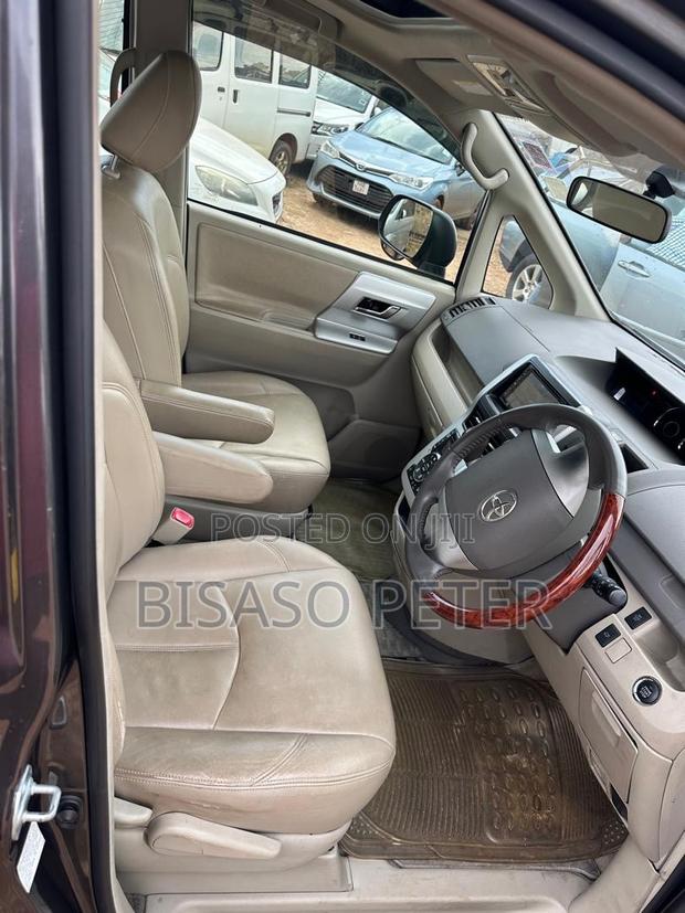 Toyota Noah 2.0 143hp AWD (8 Seater) 2011 Gray