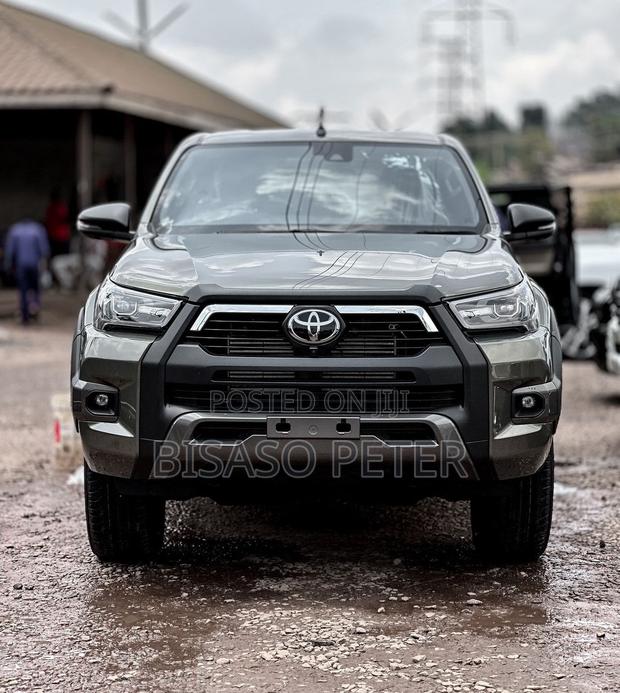 Toyota Hilux 2024 Gray