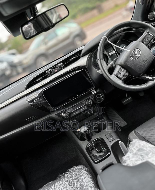 Toyota Hilux 2024 Gray