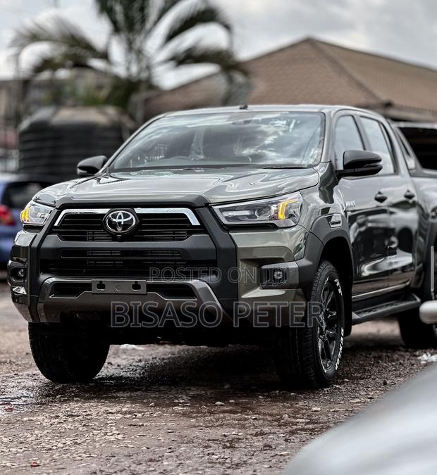 Toyota Hilux 2024 Gray