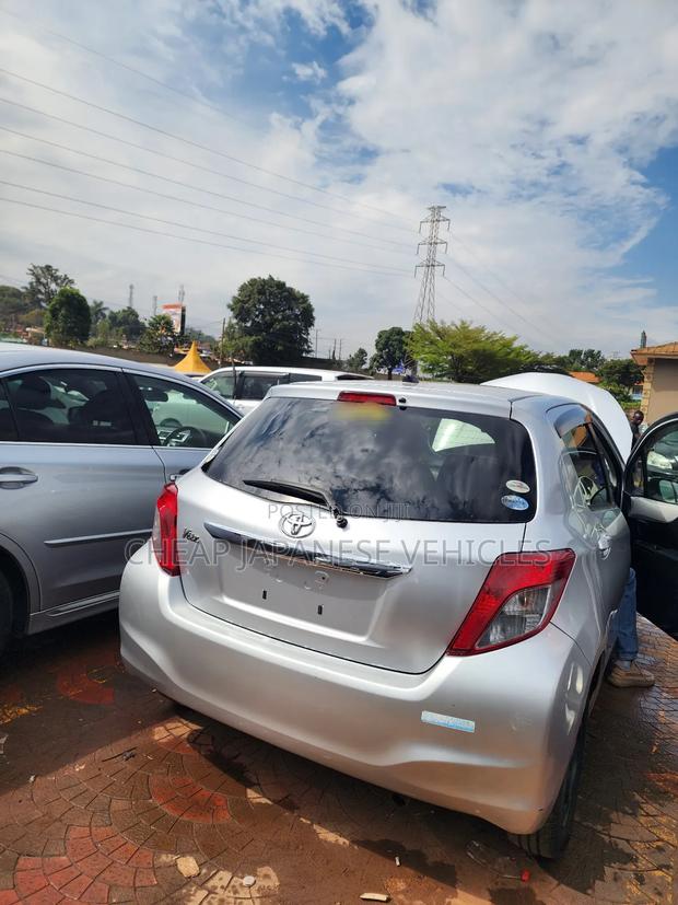 Toyota Vitz 1.3 FWD 5dr 2011 Silver