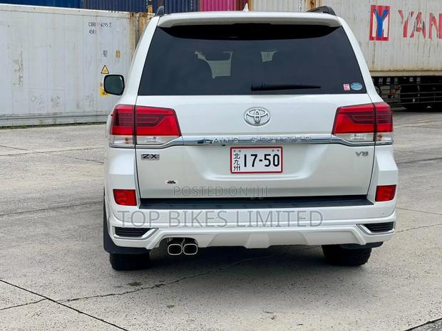 Toyota Land Cruiser 4.6 V8 ZX 2018 White