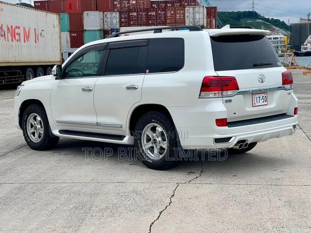 Toyota Land Cruiser 4.6 V8 ZX 2018 White