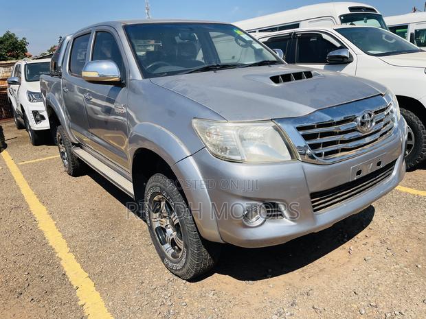 Toyota Hilux SR 4x4 2014 Silver