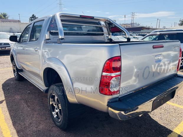 Toyota Hilux SR 4x4 2014 Silver