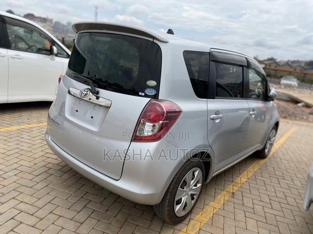 Toyota Ractis 2010 Silver