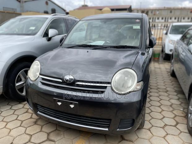 Toyota Sienta 2009 Gray