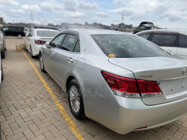 Toyota Crown 2015 Gold