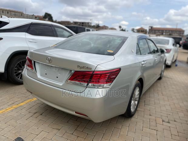 Toyota Crown 2015 Gold