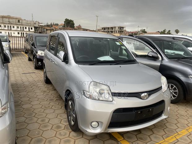 Toyota Sienta 2012 Silver