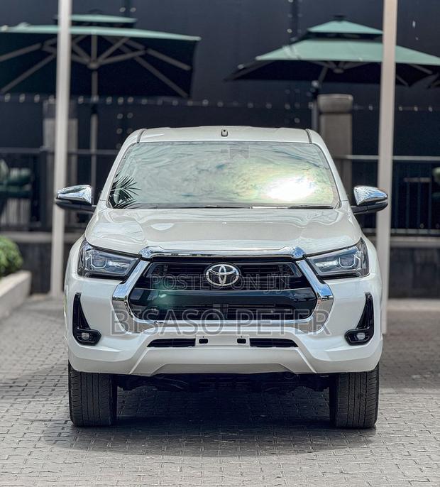Toyota Hilux 2021 White