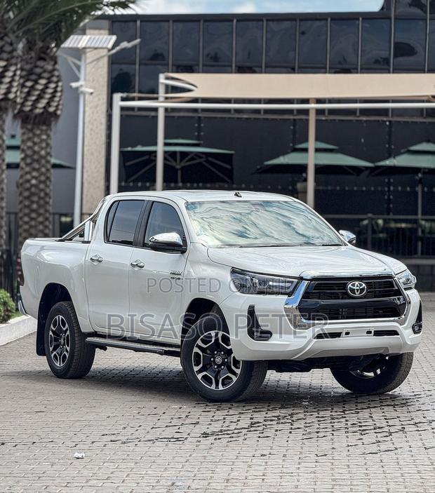 Toyota Hilux 2021 White