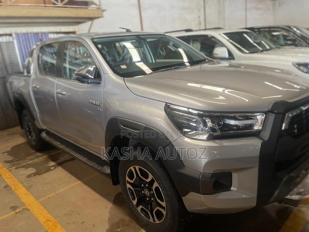 New Toyota Hilux 2024 Silver