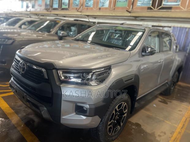 New Toyota Hilux 2024 Silver