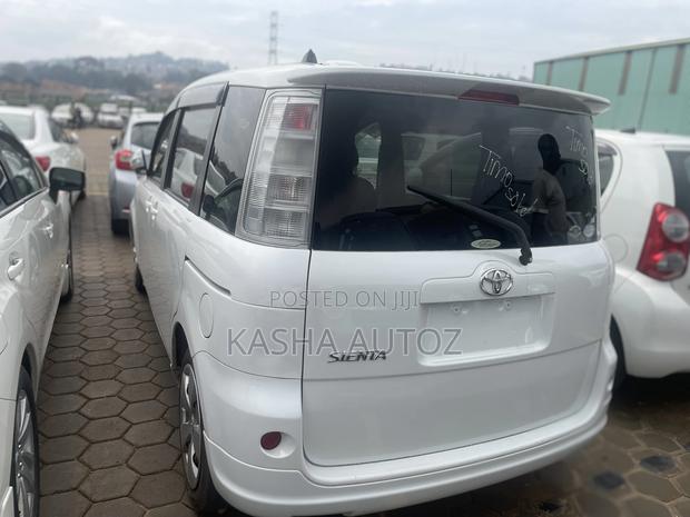 Toyota Sienta 2009 White