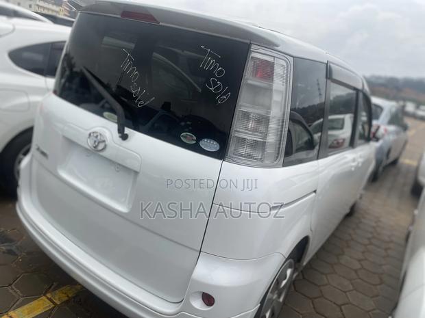 Toyota Sienta 2009 White