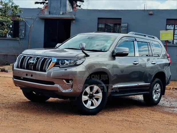 Toyota Land Cruiser Prado 2022 Gray