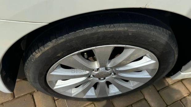 Subaru Legacy 2.5i Premium 2011 White