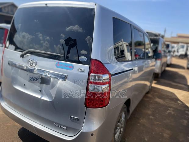 Toyota Noah 2011 Silver