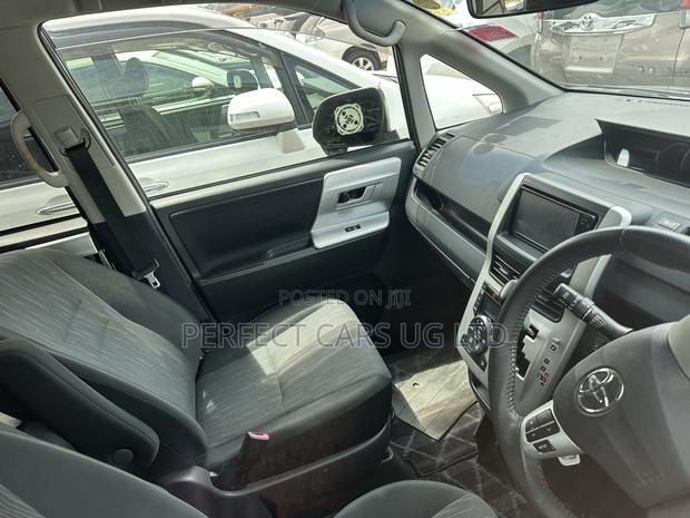 Toyota Noah 2.0 143hp FWD (8 Seater) 2011 Gray