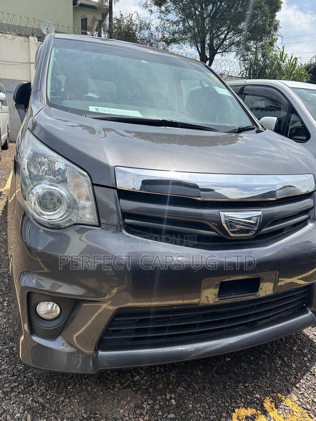 Toyota Noah 2.0 143hp FWD (8 Seater) 2011 Gray