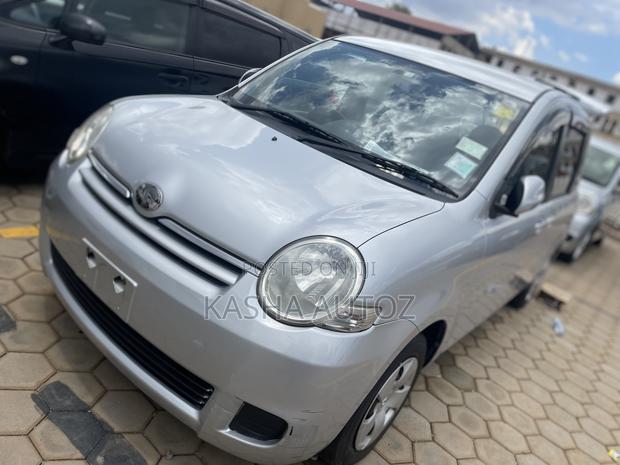 Toyota Sienta 2009 Silver