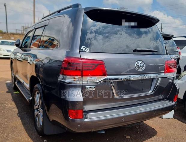 Toyota Land Cruiser 4.6 V8 ZX 2016 Gray