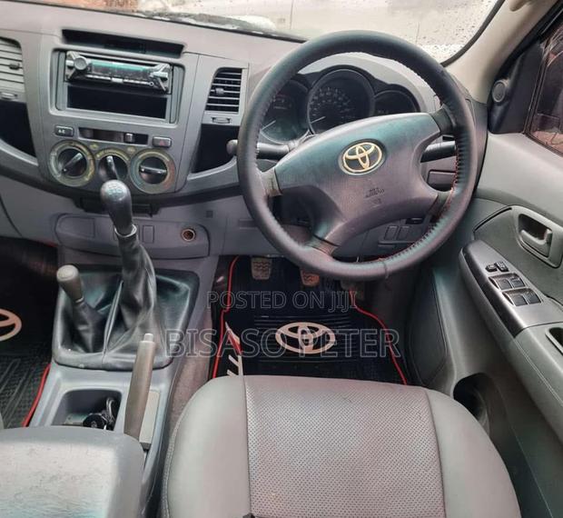 Toyota Hilux 2.5 D-4D 4X4 SRX 2009 Silver