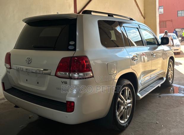 Toyota Land Cruiser 2010 White