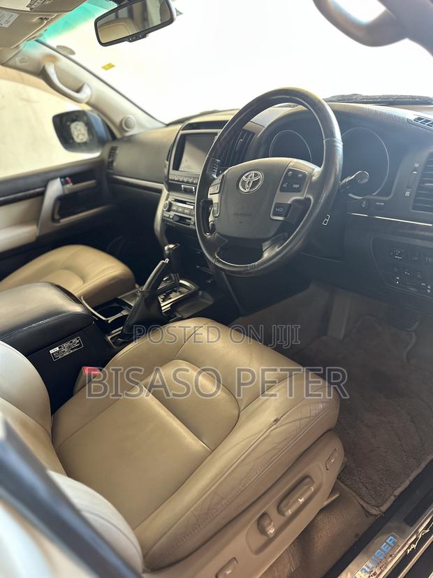 Toyota Land Cruiser 2010 White
