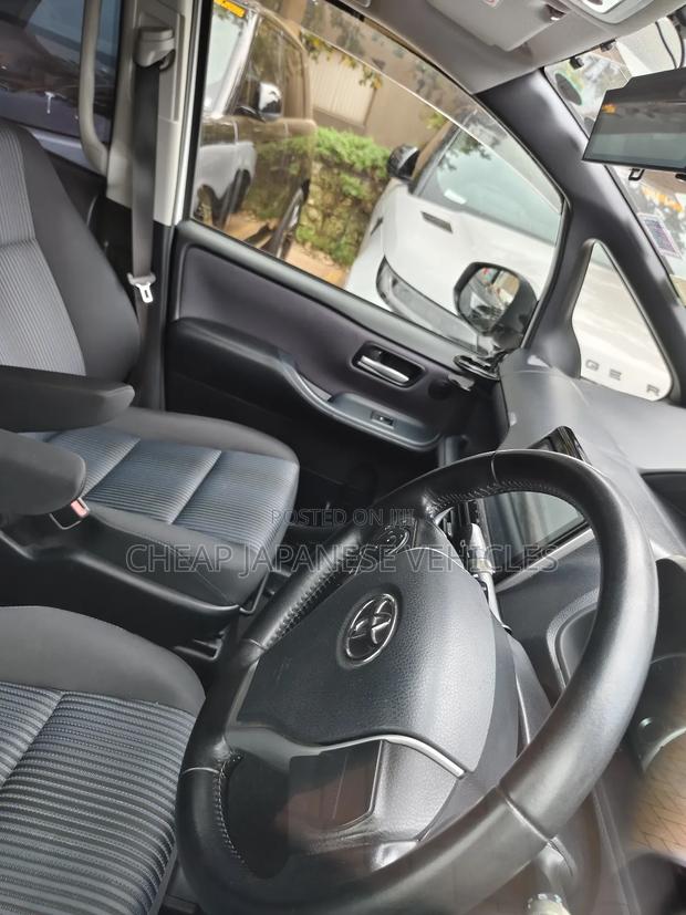 Toyota Noah 2.0 AWD (8 Seater) 2016 Pearl
