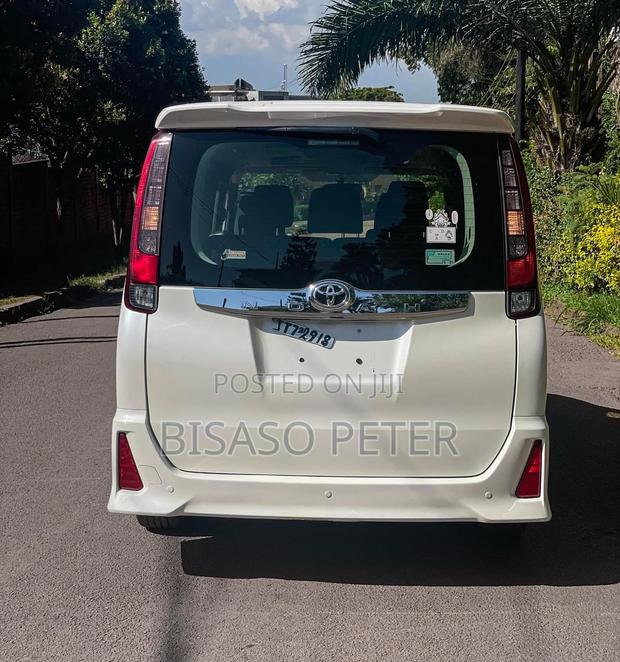 Toyota Noah 2.0 AWD (8 Seater) 2017 White