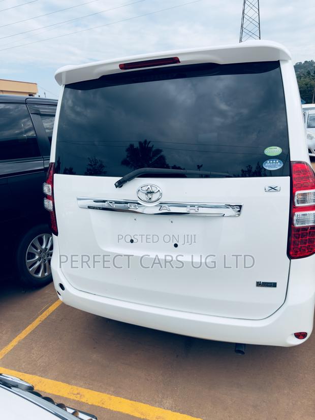 Toyota Noah 2.0 143hp AWD (8 Seater) 2012 Off white