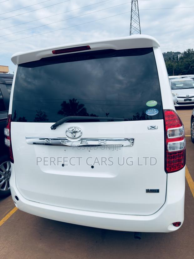 Toyota Noah 2.0 143hp AWD (8 Seater) 2012 Off white
