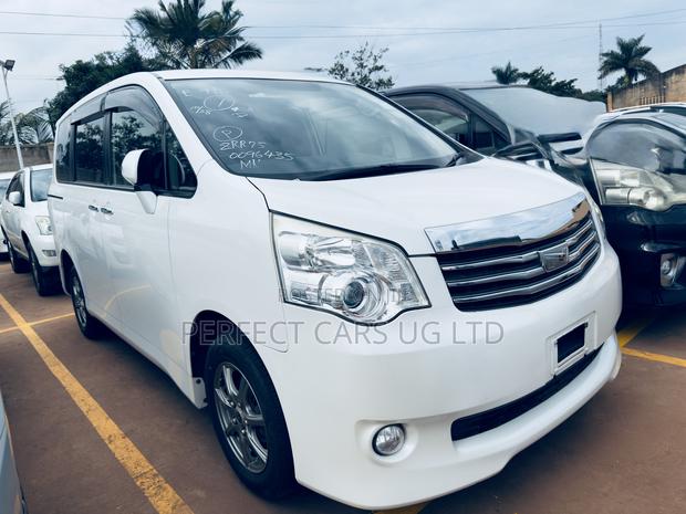 Toyota Noah 2.0 143hp AWD (8 Seater) 2012 Off white