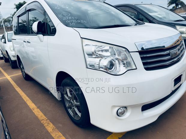 Toyota Noah 2.0 143hp AWD (8 Seater) 2012 Off white