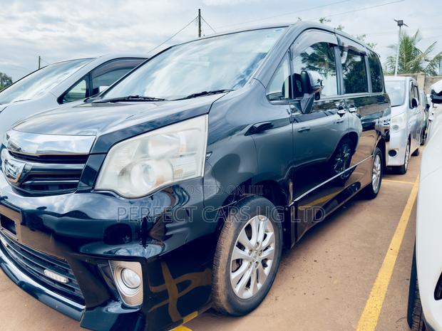 Toyota Noah 2.0 158hp AWD (8 Seater) 2012 Black