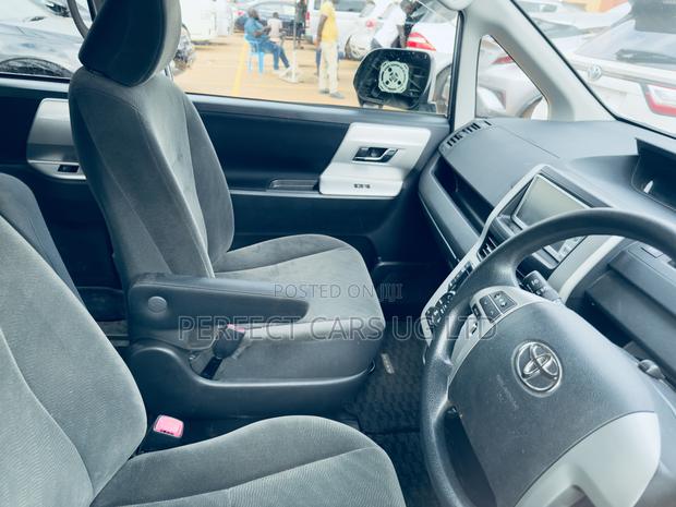 Toyota Noah 2.0 158hp AWD (8 Seater) 2012 Silver