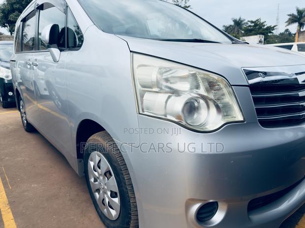 Toyota Noah 2.0 158hp AWD (8 Seater) 2012 Silver