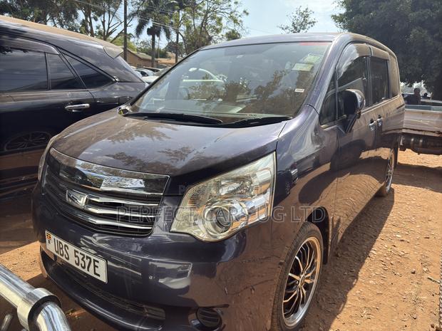 Toyota Noah 2.0 158hp AWD (8 Seater) 2010 Burgundy