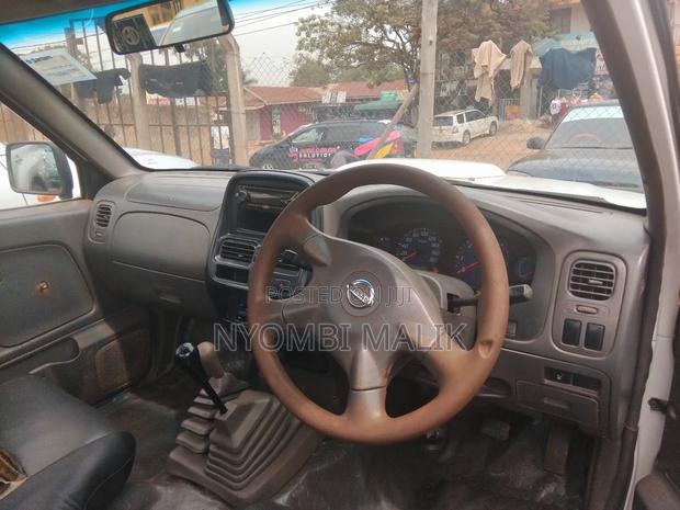 Nissan Pick-Up 2012 White