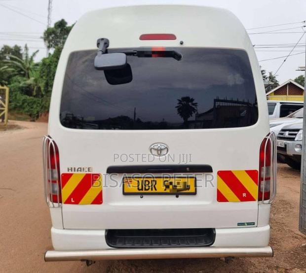 Toyota HiAce 2011 White