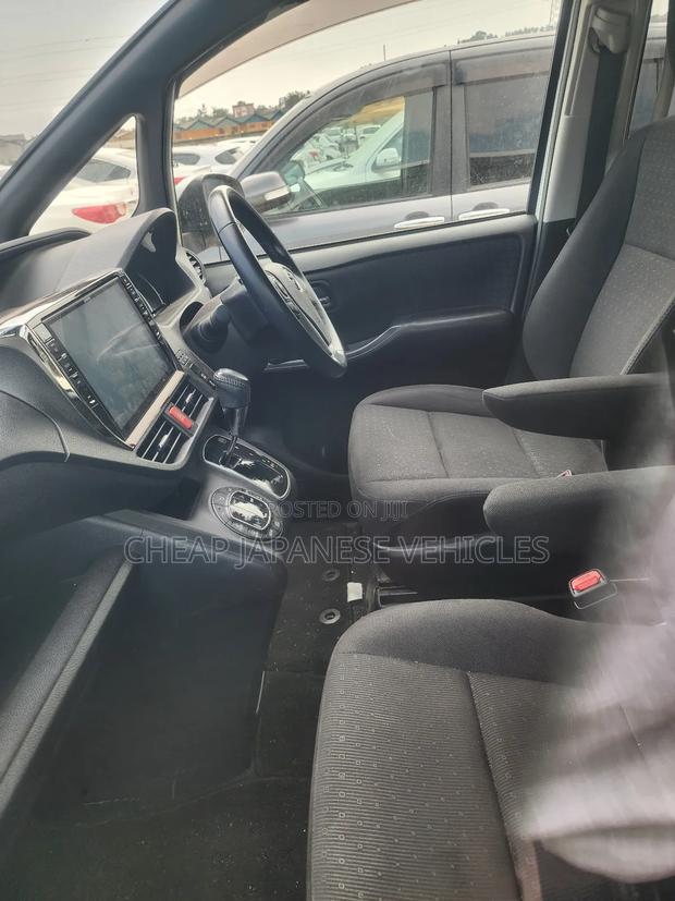 Toyota Noah 2.0 FWD (8 Seater) 2015 White