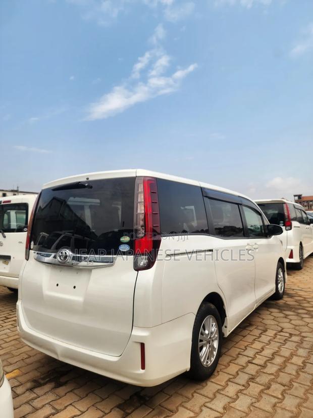Toyota Noah 2.0 FWD (8 Seater) 2015 White