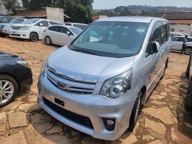 Toyota Noah 2.0 158hp AWD (8 Seater) 2010 Silver