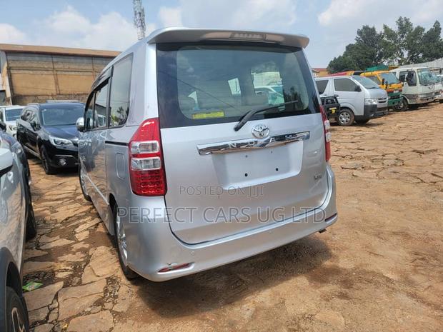 Toyota Noah 2.0 158hp AWD (8 Seater) 2010 Silver